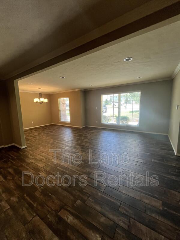 Building Photo - 412 S Country Club Road