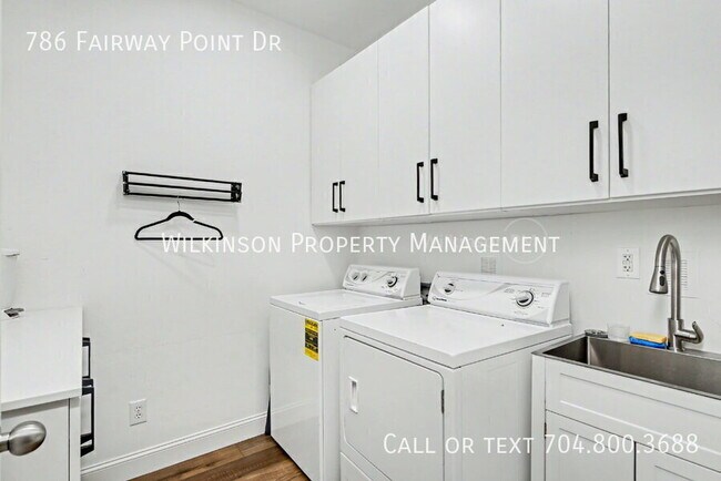 Building Photo - 786 Fairway Point Dr