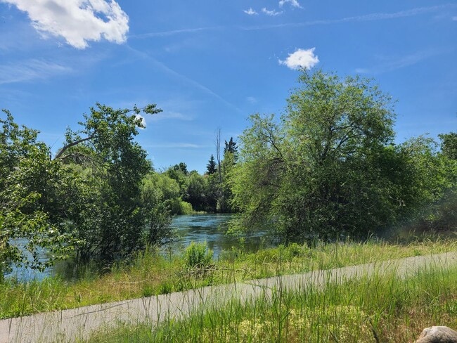 Building Photo - $1,150 - 1 Bed / 1 Bath Bright and Airy Condo on Spokane River