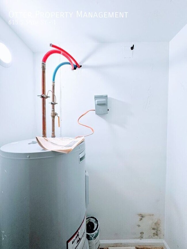 Building Photo - 615 S 55th St