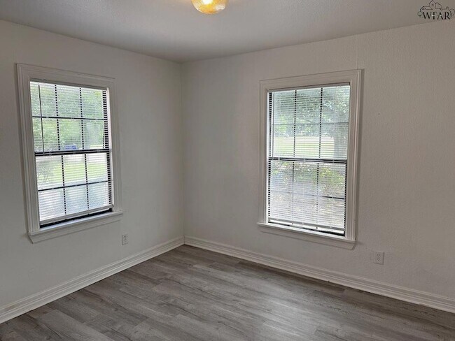 Building Photo - 1604 Blonde St