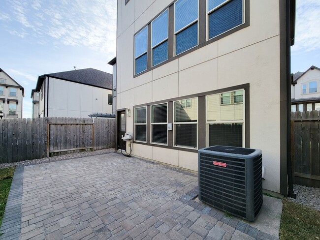 Building Photo - A stunning 4-story home perfectly situated in the heart of Spring Branch!