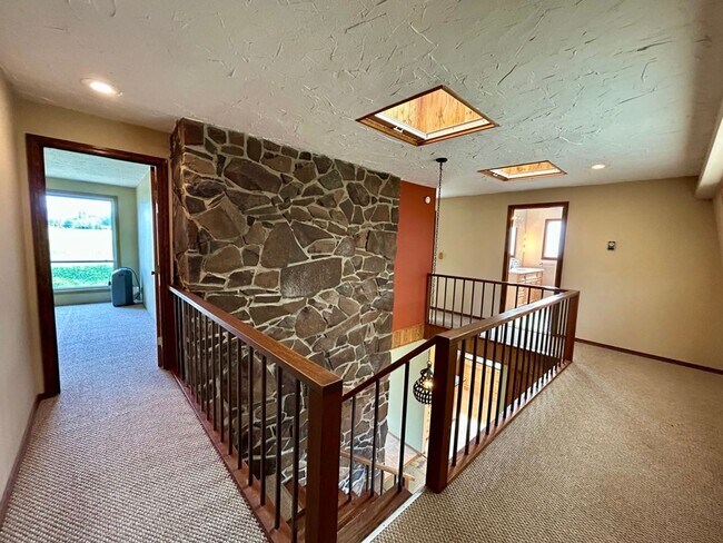 Building Photo - 3 Bedroom Home on Two Acres