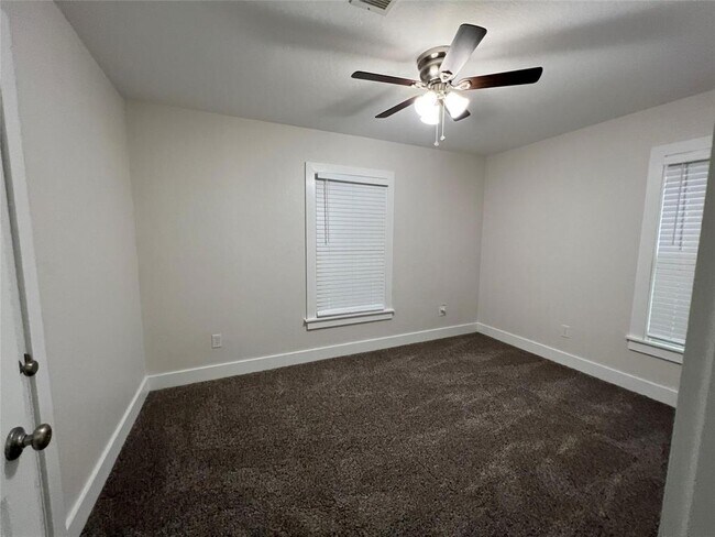 Building Photo - 322 Azalea St