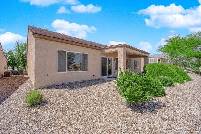 Building Photo - Huge 2 bedroom, 2 bath house with a Den on...