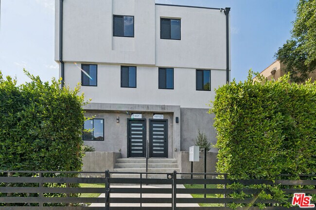 Building Photo - 835 N Harvard Blvd