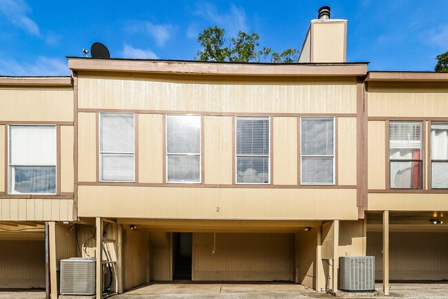 Building Photo - 2 Lakeway St