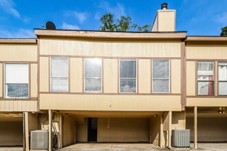 Building Photo - 2 Lakeway St