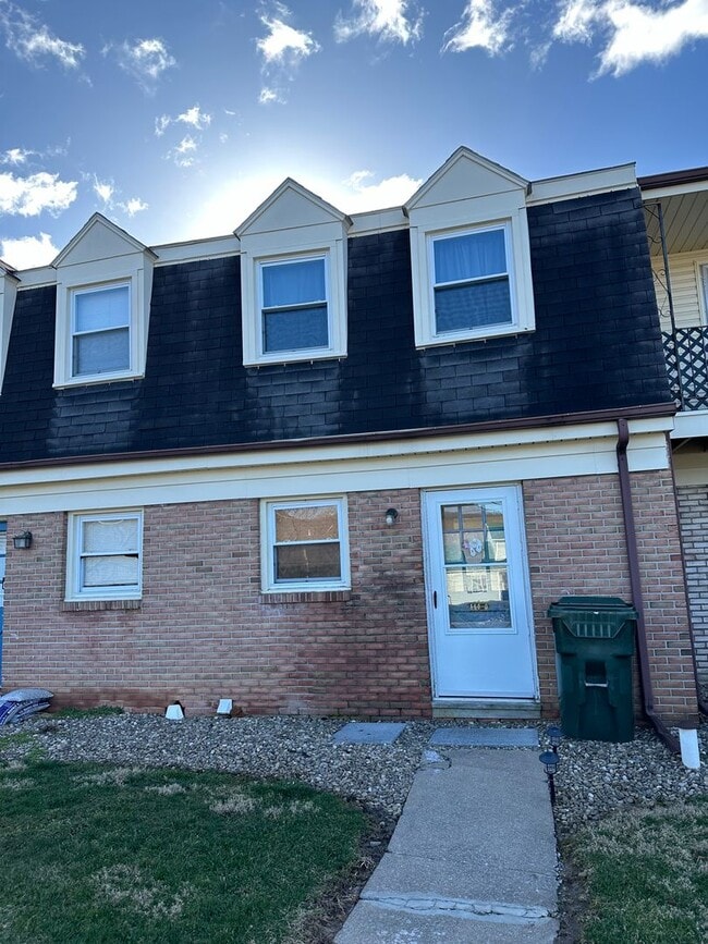 Building Photo - Bellefonte 2 bedroom townhouse available mid August!