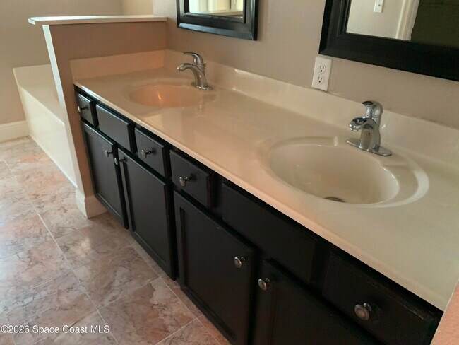 Building Photo - 1649 La Maderia Dr