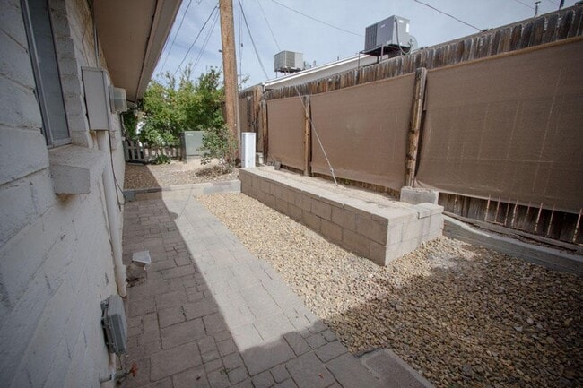Building Photo - Charming 2 Bedroom Home Near the Heart of ...