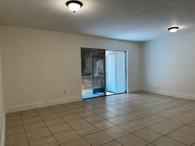 Building Photo - For Rent - Recently Remodeled 1/1 Condo - ...
