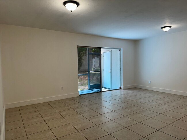 Building Photo - For Rent - Recently Remodeled 1/1 Condo - Great location in Kendall - $1,650