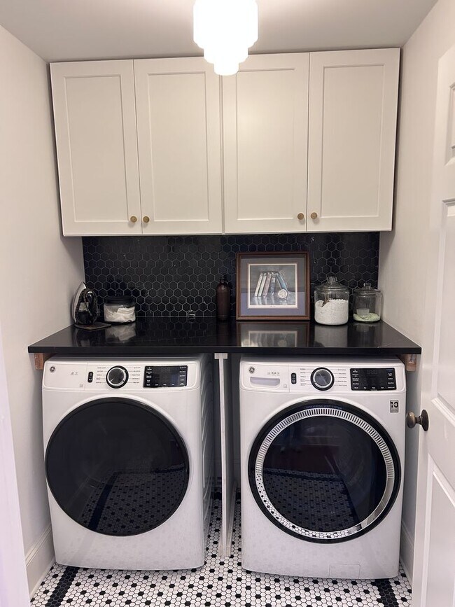 Building Photo - 212 Village Walk Ln