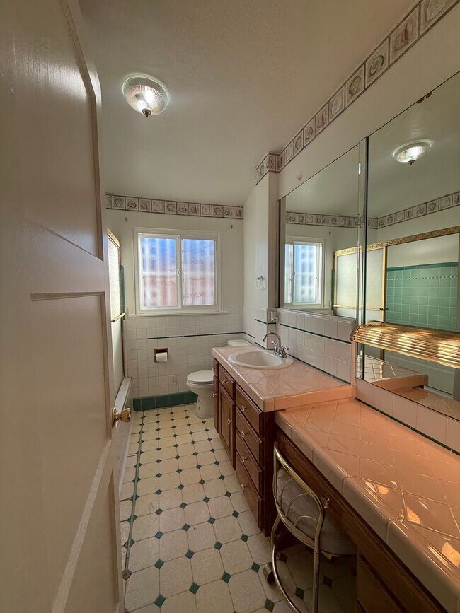 Building Photo - Charming 3BR/1.5BA Home with Cozy Fireplace