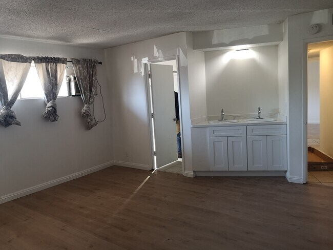 Building Photo - 4632 Canoga St