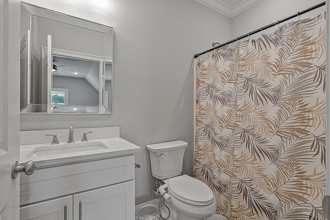 Building Photo - Rare Executive Rental in Desirable South J...