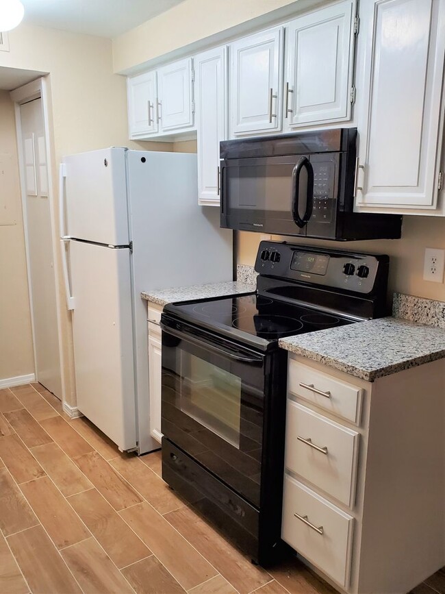Building Photo - *** SPECIAL $300 OFF 1ST MONTH’S RENT***Available Now! Best Value in North OKC – Comfortable Cond...