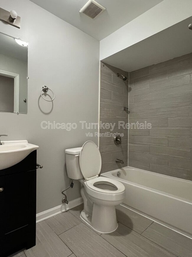 Building Photo - 17504 Oakwood Dr