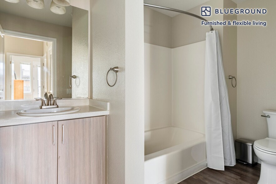 Building Photo - 5684 Bay St