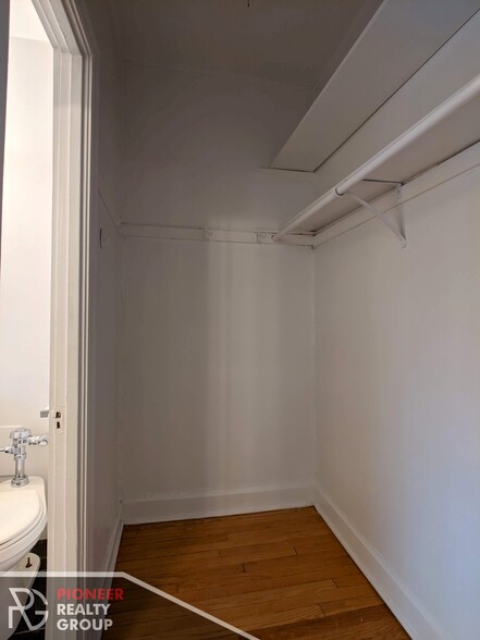 Building Photo - 556 W Arlington Pl