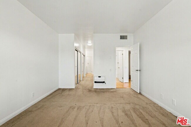 Building Photo - 521 Montana Ave