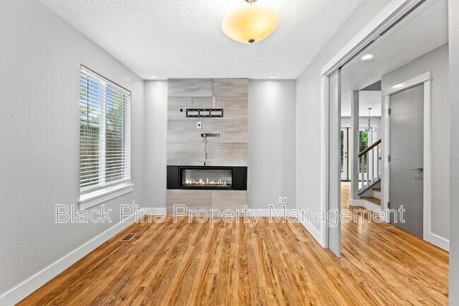 Building Photo - 6018 N Silver Maple Ave