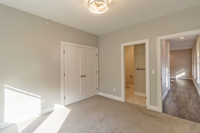 Building Photo - 500 Edgewater Cir