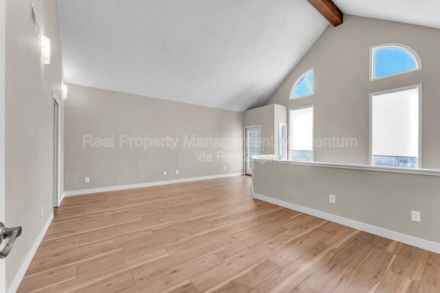 Building Photo - 930 E Primrose St