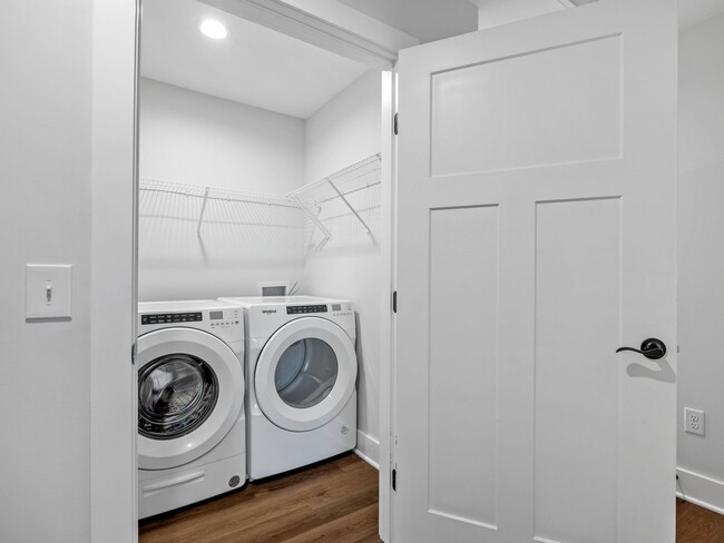 Building Photo - 3 Bed, 2.5 Bath - Lucky Penny End Unit