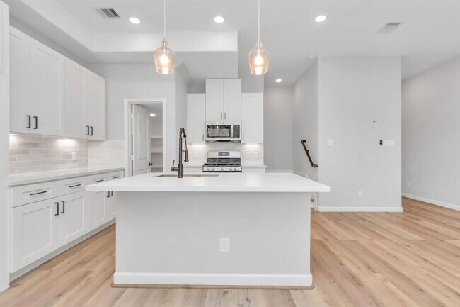 Building Photo - 2357 Hoskins Dr