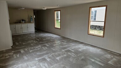 Building Photo - 3 bed 1 bath mobile home for rent