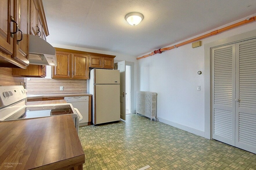 Spacious kitchen - 372 Broadway