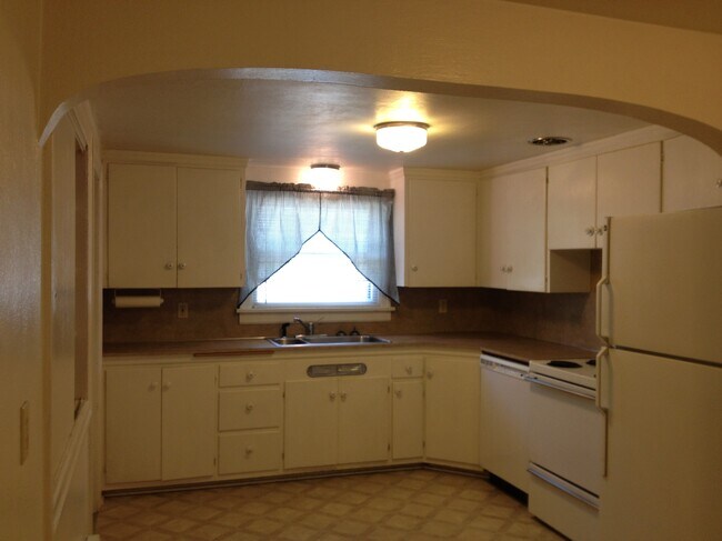 Kitchen - 2080 Hilyard St