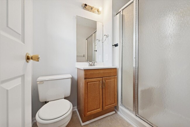 Building Photo - Available Now – Beautifully Updated 3 Bedr...