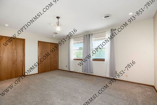 Building Photo - Spacious Townhome!