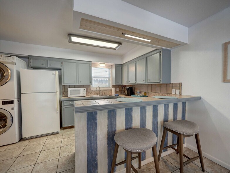 Building Photo - 15201 Leeward Dr