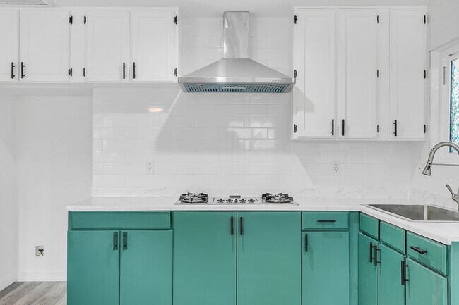 Building Photo - Beautiful newly remodeled modern 2 Bed + 2...
