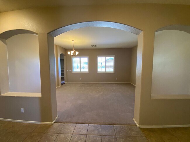 Building Photo - Dream Home in Power Ranch!