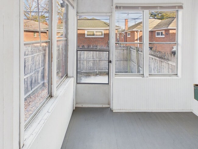 Building Photo - Adorable Single Family on Penn St