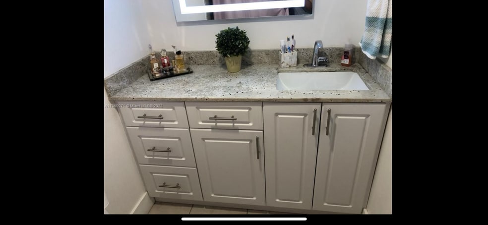 Building Photo - 606 W 81st St