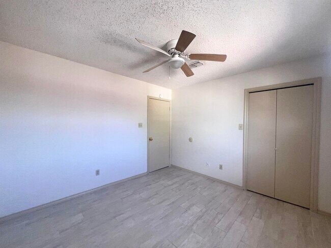 Building Photo - 216 E Cherry Ln