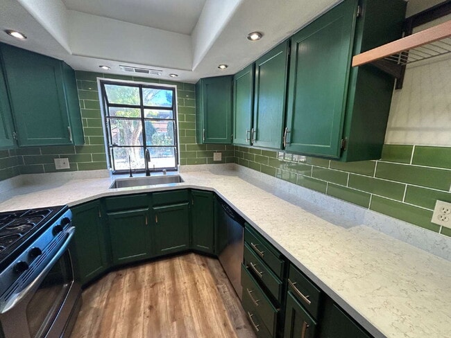 Building Photo - "Charming 2-Bed Townhouse Oasis with 2.5 Baths in Prime Las Vegas Location!"