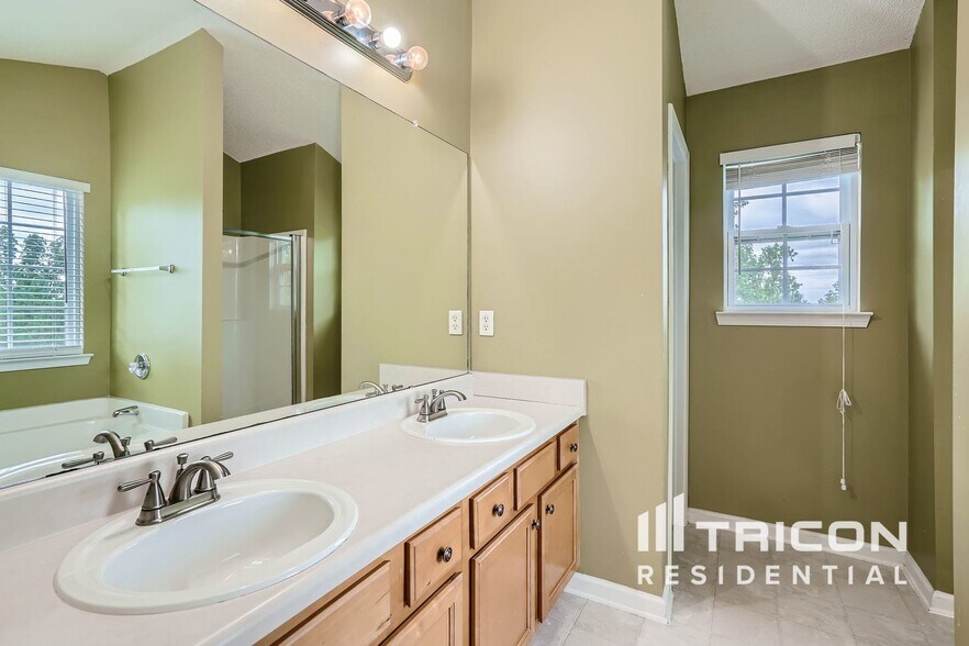 Building Photo - 5519 Village Ridge