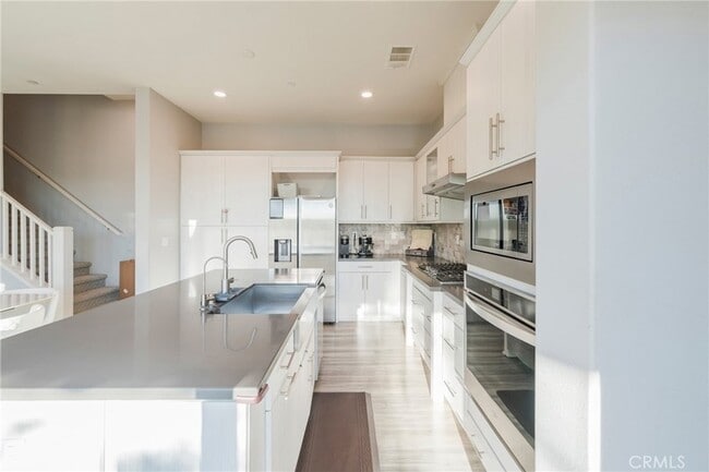 Building Photo - 102 Spectacle