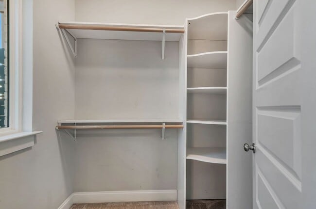 Building Photo - Modern Living in Downtown Nashville!