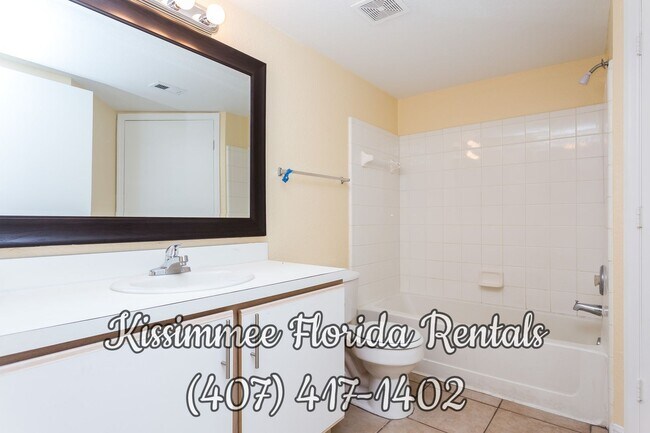 Building Photo - Beautiful third floor unit with 2 bedrooms...