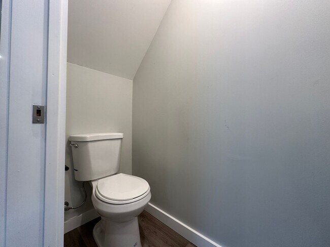 Building Photo - Newly Renovated 2 Bed, 2.5 Bath Furnished Home in Columbus