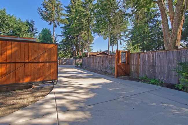 Building Photo - 925 SW Fleishauer Ln