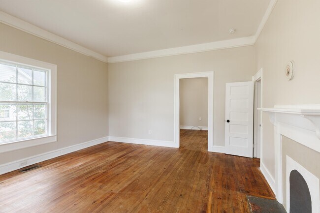 Building Photo - 22 E 7th St